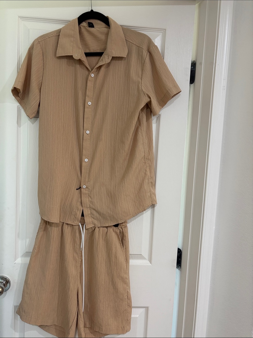 SHEIN Men's Short-Sleeve Button-Down Shirt in Tan